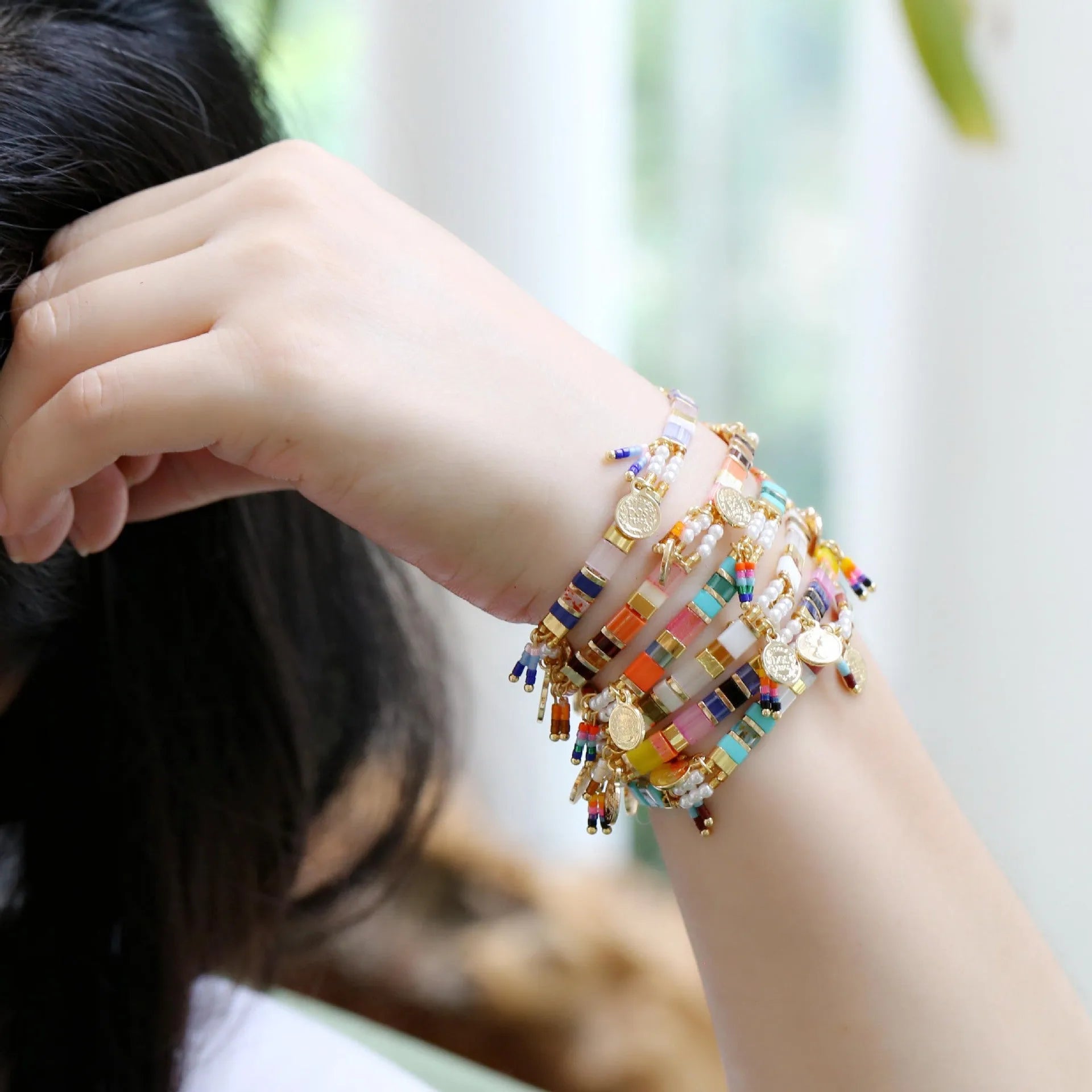 Women's handcrafted bracelet with glass-coloured imitation pearl beads in European and American design
