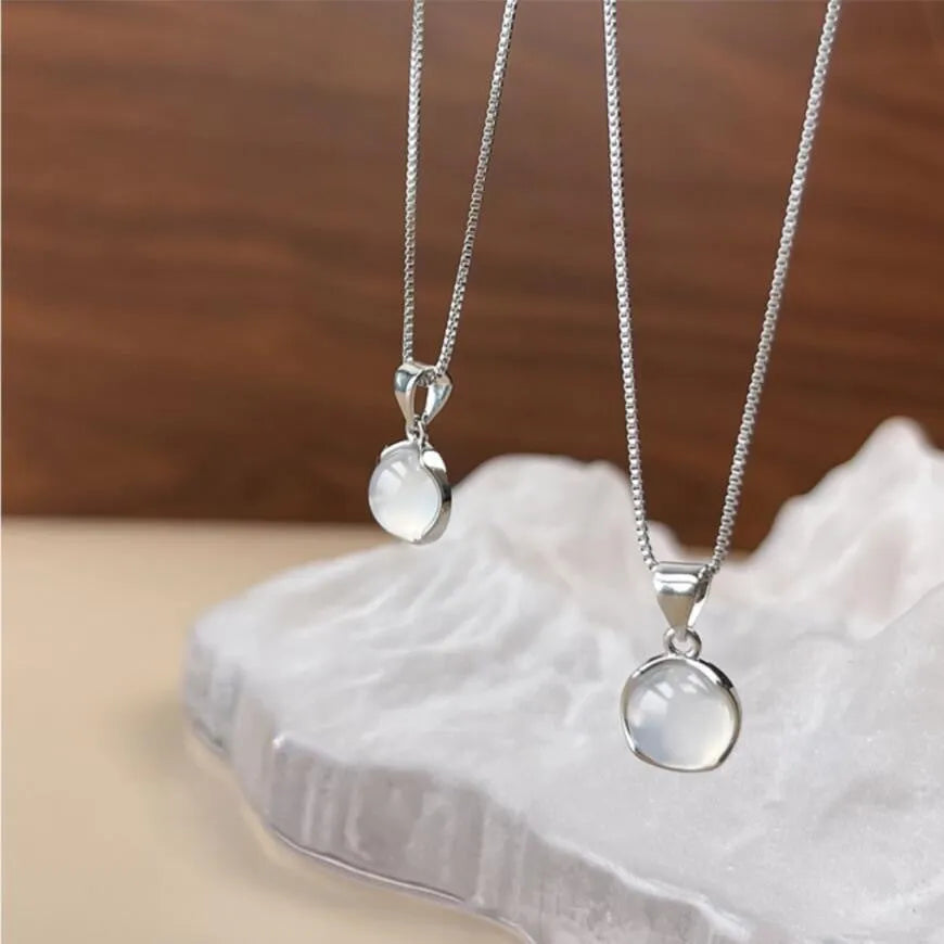 Women's Korean-style oval pendant necklace with artificial crystal and eight-point star design on adjustable box chain