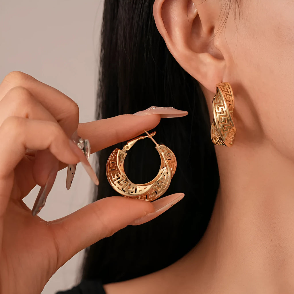 Twisted round geometric women's hollow stud earrings in gold or silver colour