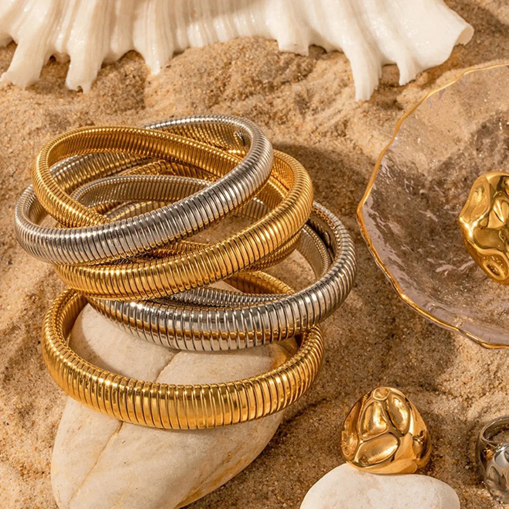Women's titanium steel elastic bracelet with vertical stripes in gold or silver colour on wrist
