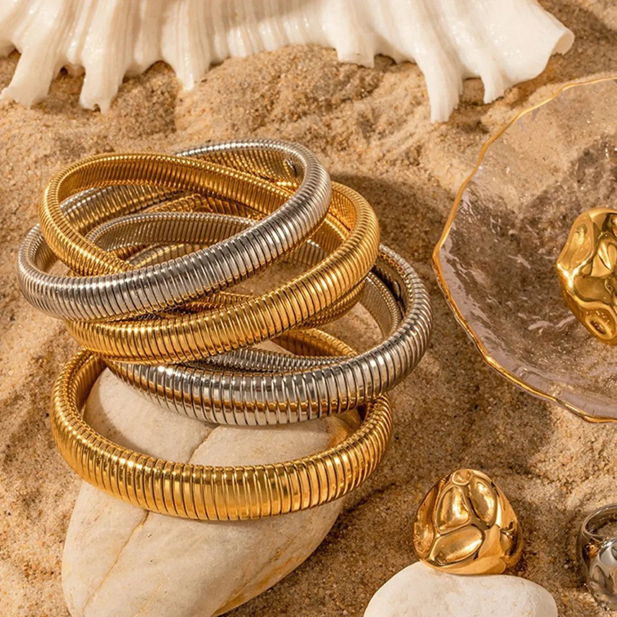 Women's titanium steel elastic bracelet with vertical stripes in gold or silver colour on wrist