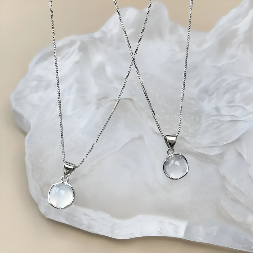 Women's Korean-style oval pendant necklace with artificial crystal and eight-point star design on adjustable box chain