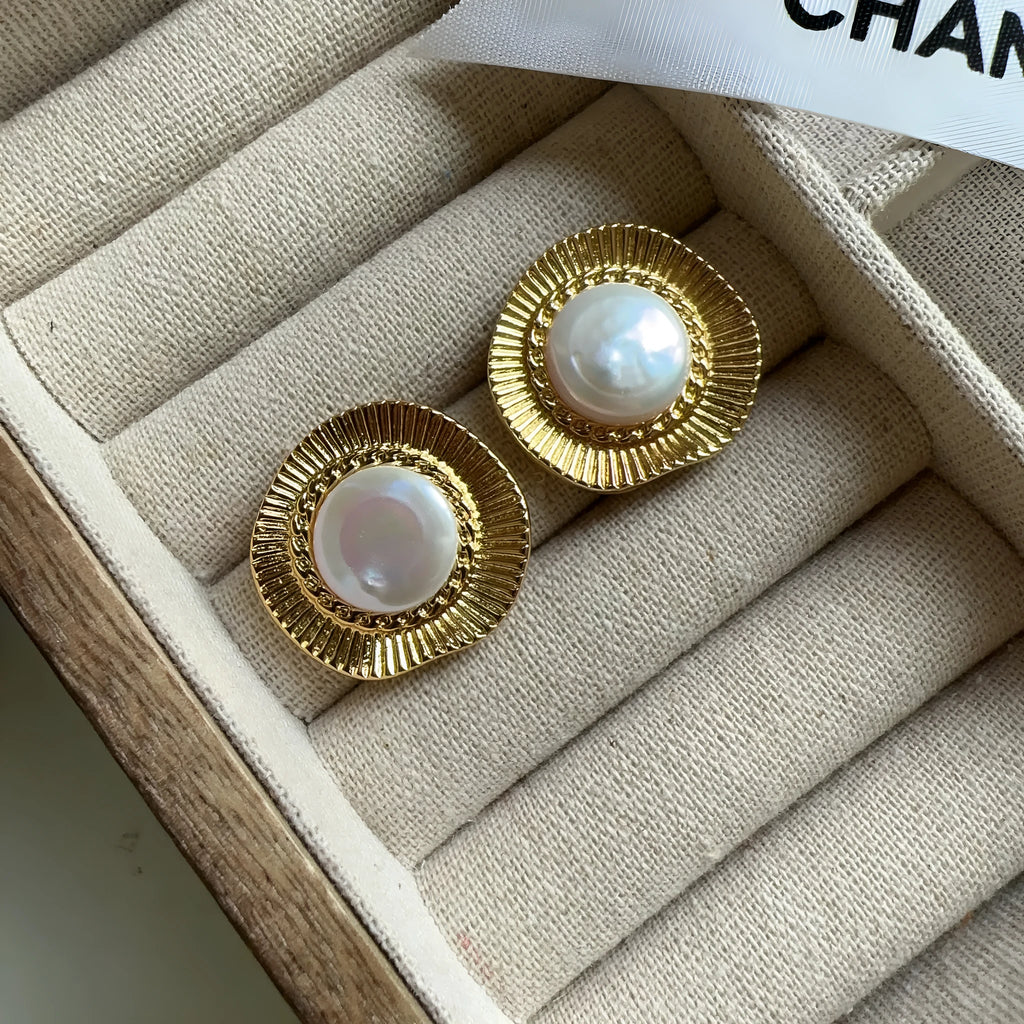Gold round retro earrings for women with metal construction and circular design