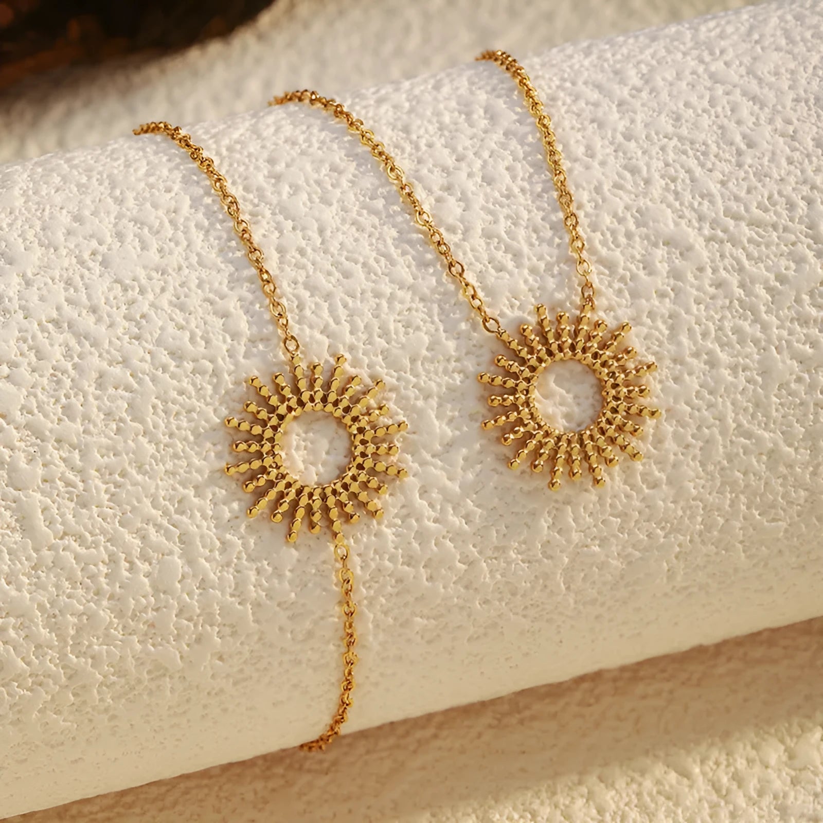 Gold-coloured jewellery set with matching geometry pendant necklace and chain bracelet