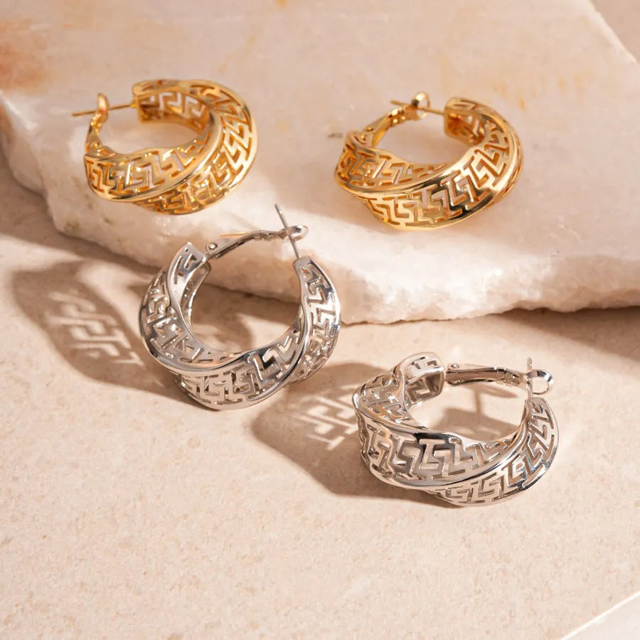 Twisted round geometric women's hollow stud earrings in gold or silver colour