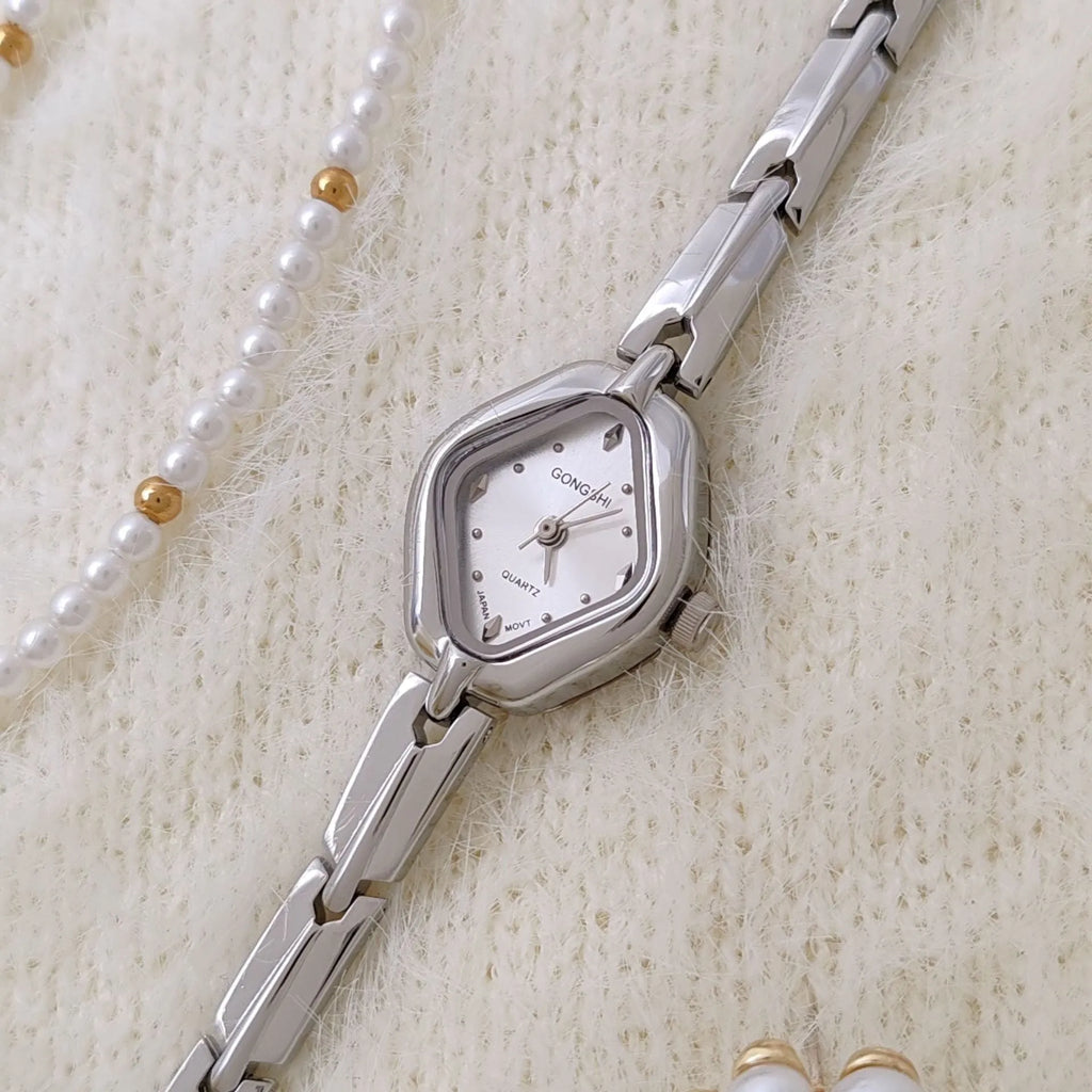 Women's gold or silver bracelet watch with 18mm dial, mineral glass surface, and 19cm chain strap