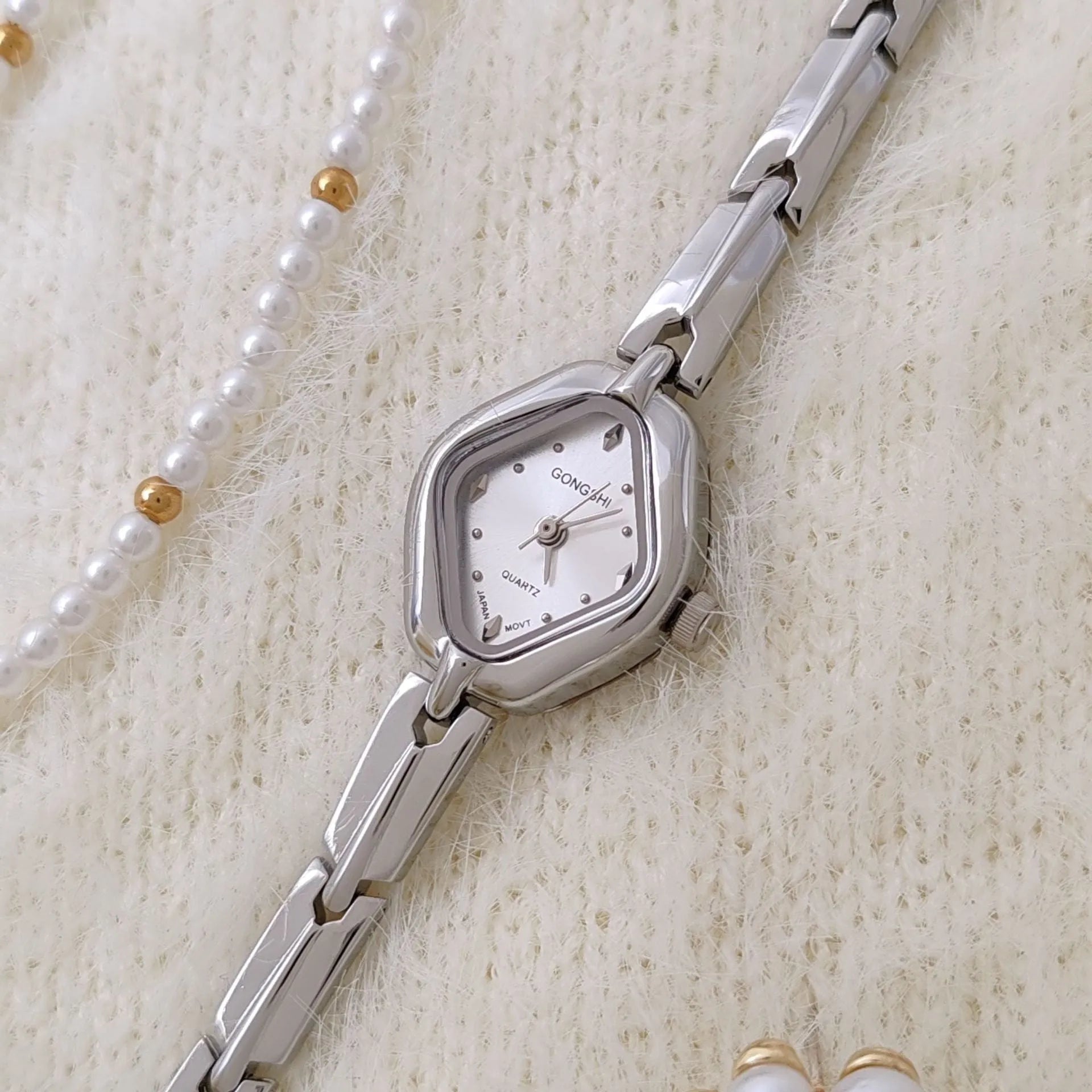 Women's gold or silver bracelet watch with 18mm dial, mineral glass surface, and 19cm chain strap