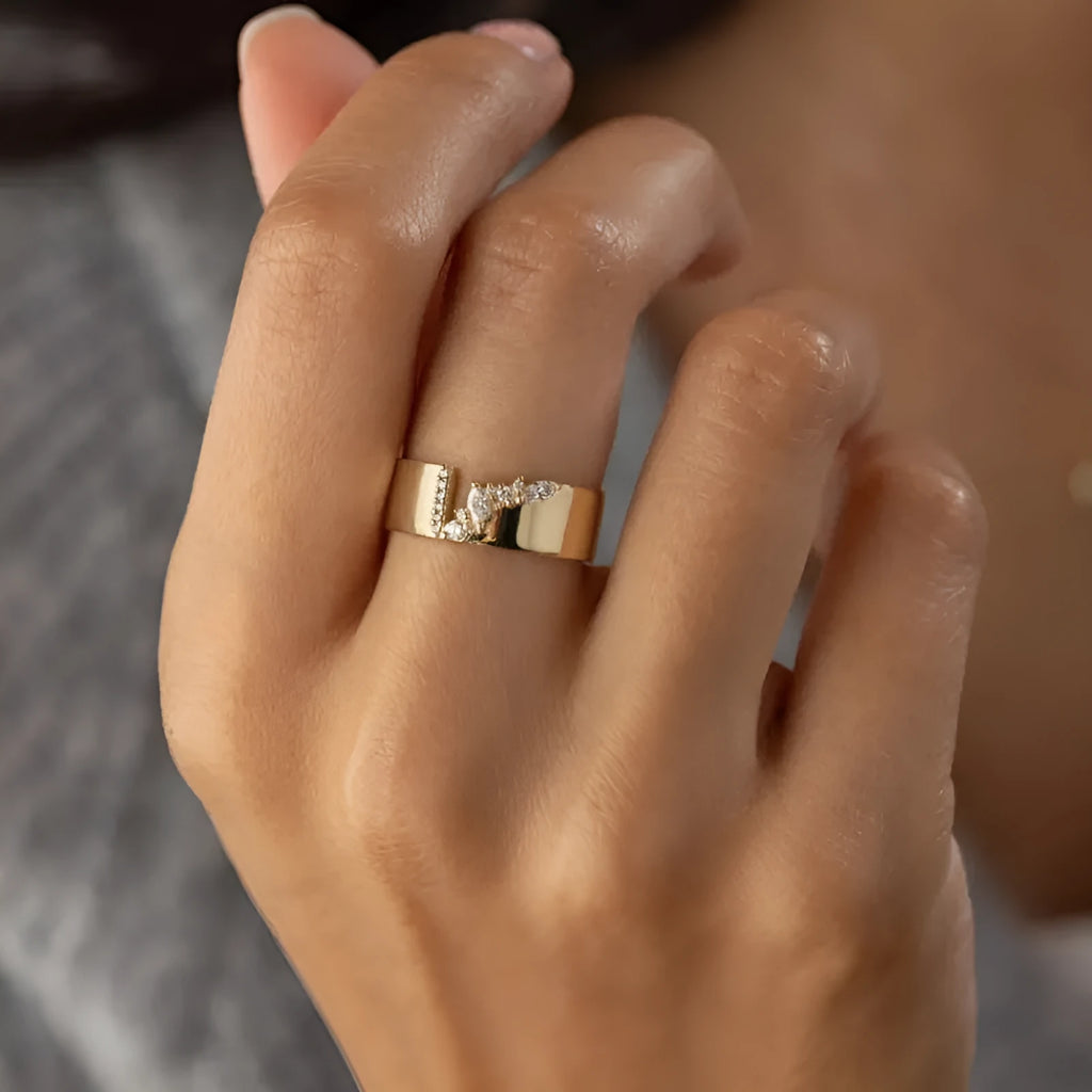 Gold electroplated copper ring with shining zircon stone for women, available in sizes 6 to 10
