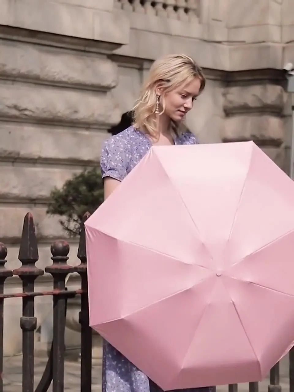 Ultra-light six-fold manual umbrella in sky blue with capsule box
