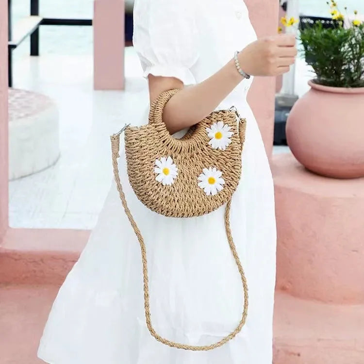 Women's light brown woven straw crossbody bag with daisy accents measuring 25x20x8cm