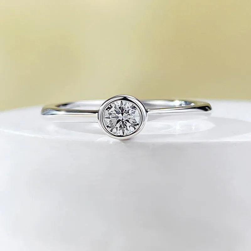 Minimalist silver crown ring with linear detailing in electroplated R962 platinum or gold finish