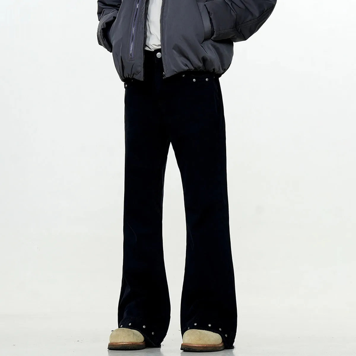 Straight-leg skinny jeans in black cotton fabric with horn-style leg opening and zipper fly