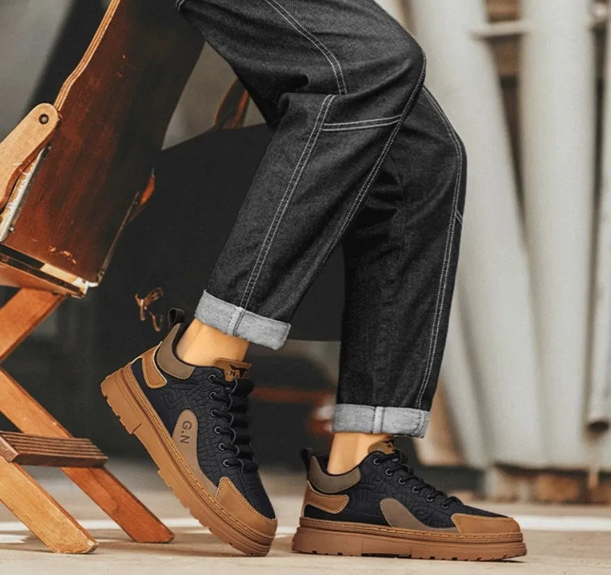 Summer platform casual sneakers in black and white with thick rubber sole