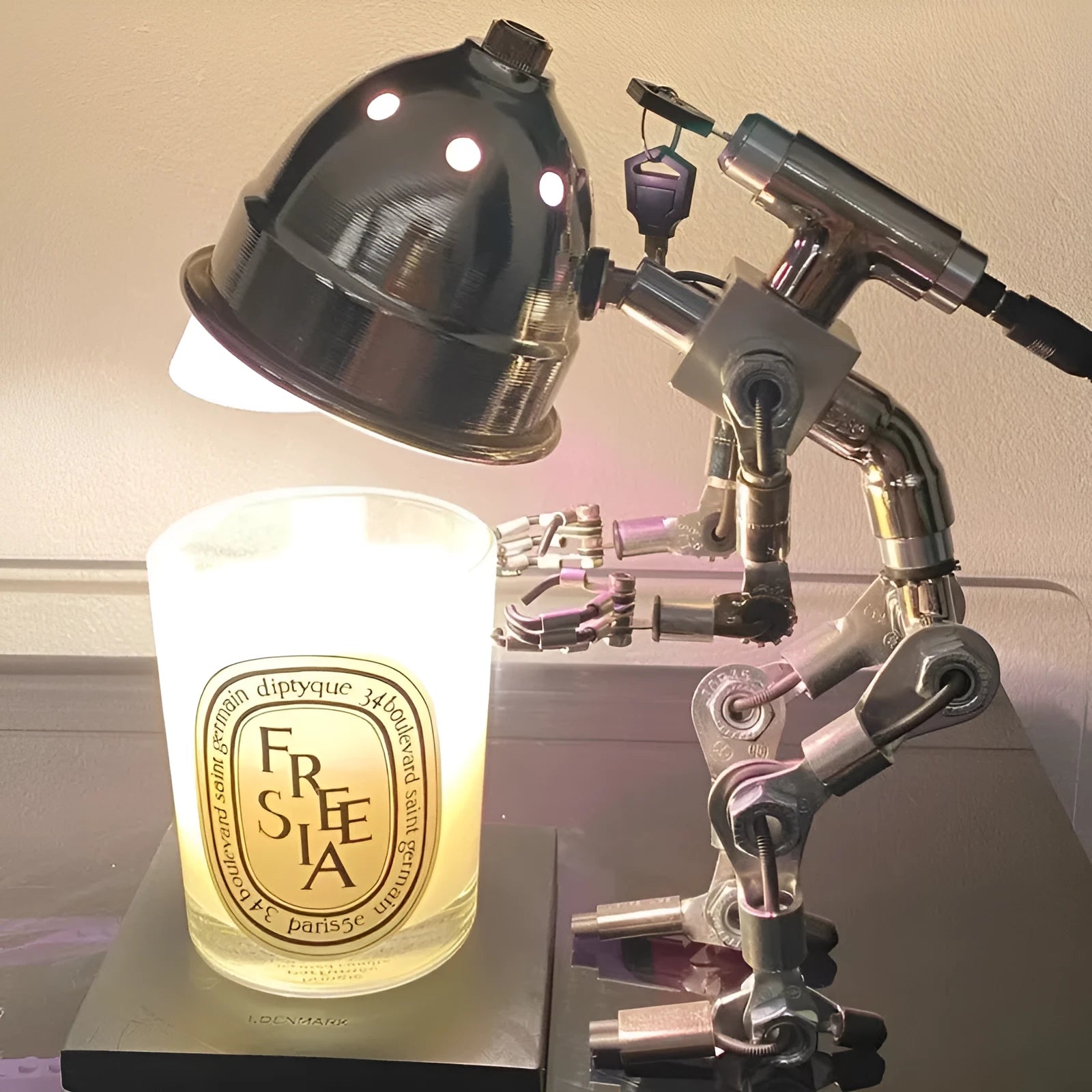 Robot-shaped atmosphere lamp with metallic silver copper finish in 22cm or 29cm sizes