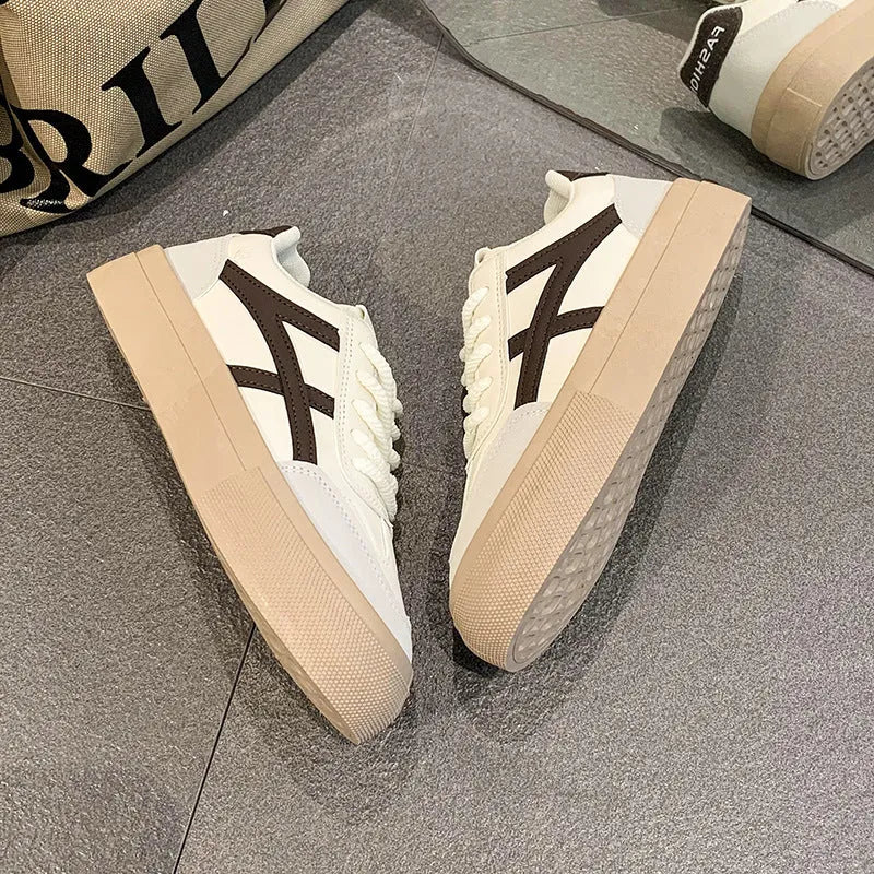 Low top casual shoes with artificial PU upper and injection moulded rubber sole in blue or brown