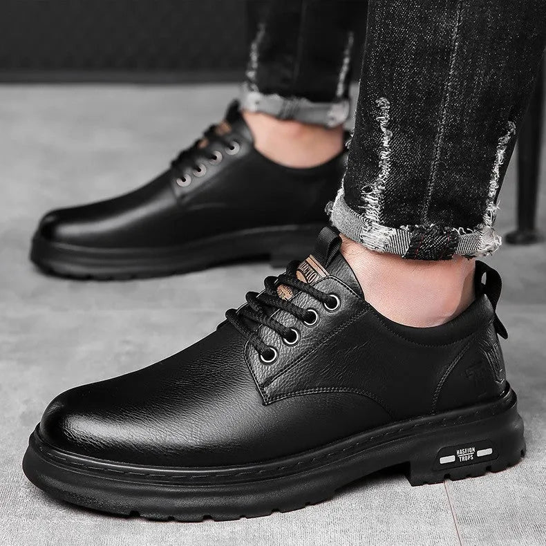 Retro style men's casual outdoor shoes in black with artificial PU upper and round toe design