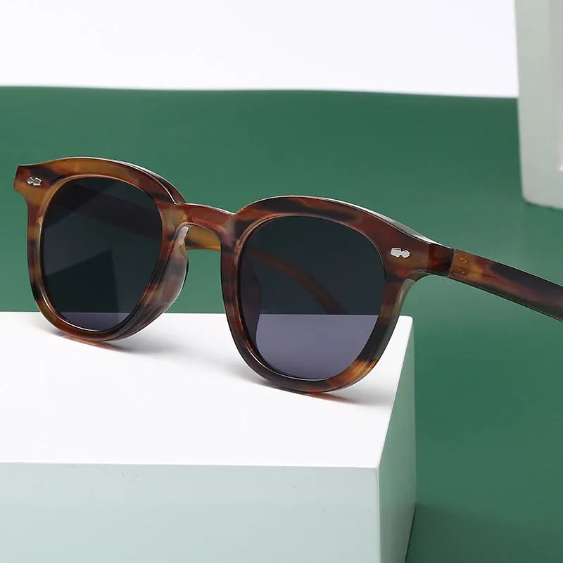 Retro round sunglasses with metal hinge in black frame and grey lens option
