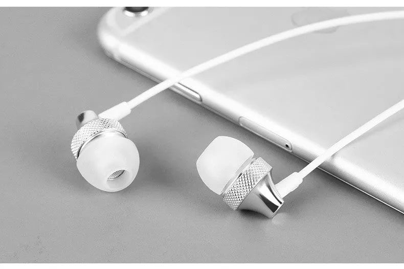 Auricular Metal Fever Heavy Bass Copper In-Ear Headphones in gold, silver, black, and red/black colours with braided cable.