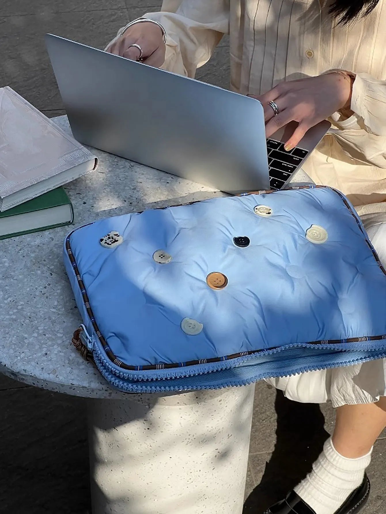 Blue plaid waterproof nylon laptop case for 14-inch computers with shock-absorbing protection