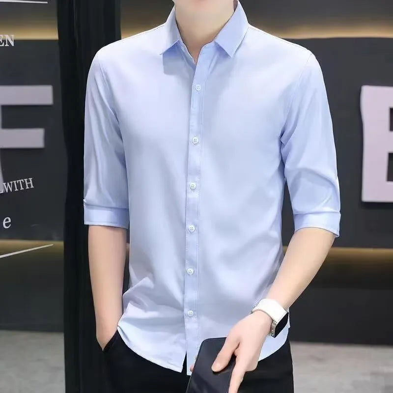 Man wearing a light blue loose slim-fit half-sleeve shirt made from a silk linen blend.