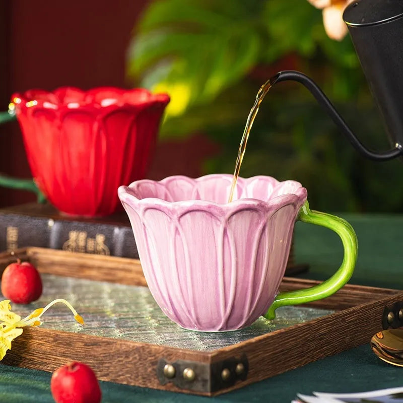 Ceramic breakfast cup with floral pattern, 500ml capacity, available in red or purple