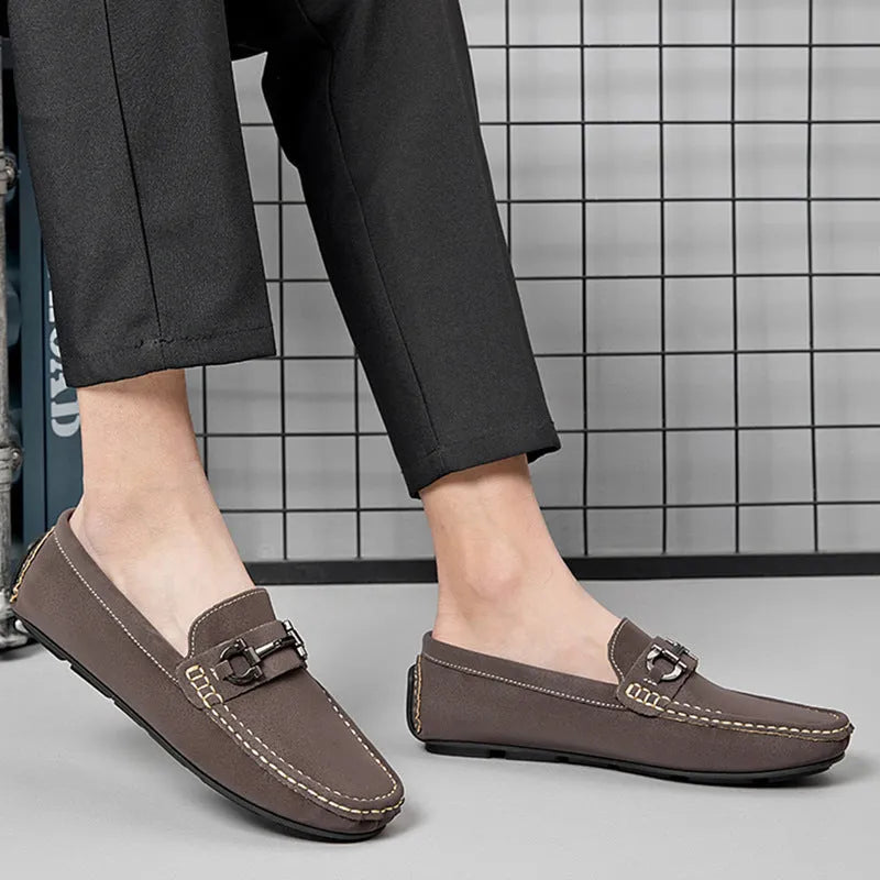Men's round-toe casual shoes in cowhide leather on a rubber sole, shown in beige colour.