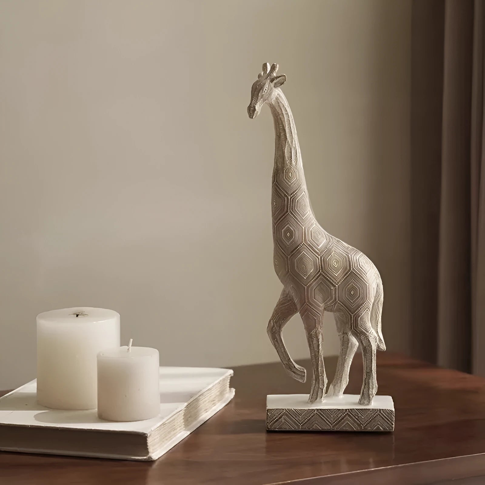 Wood colour European style giraffe statue ornament made of synthetic resin for shelf display.