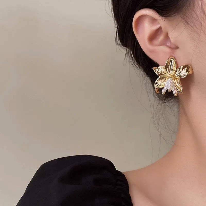 Golden H1795 metal flower earrings with pearl elements and exaggerated floral design