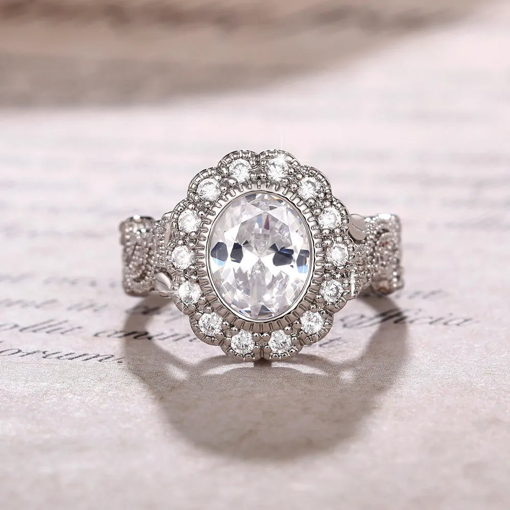 Women's geometric ring with round zircon stone and full diamond plating in white gold colour.