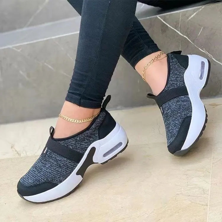 Women's white mesh flat sneakers with round toe and non-slip rubber sole