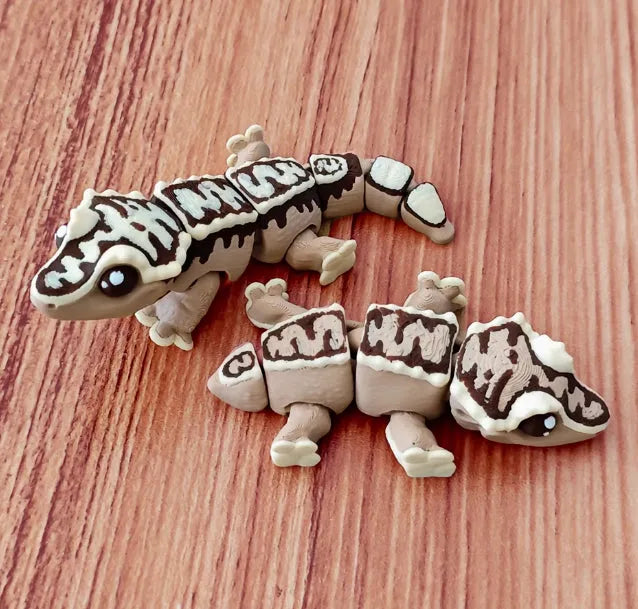 Horn guard crown hair gecko movable joint toy in plastic, 8-10cm, army green colour with poseable limbs