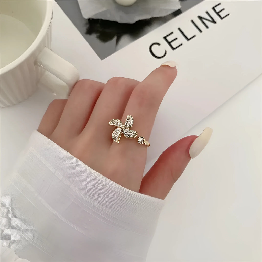 Rotating copper ring with geometric windmill design in gold or silver colour