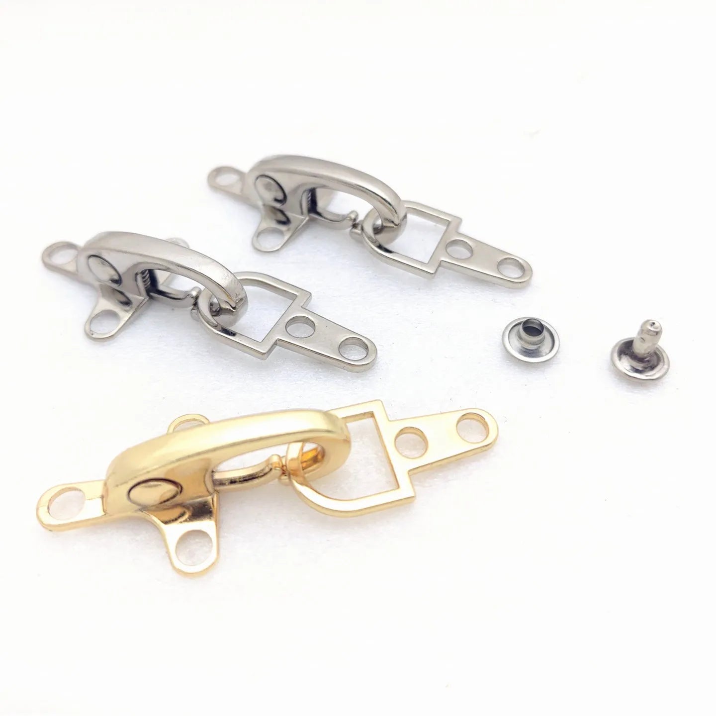 Zinc alloy aircraft buckle decoration in 5.85cm size with four metallic finish options