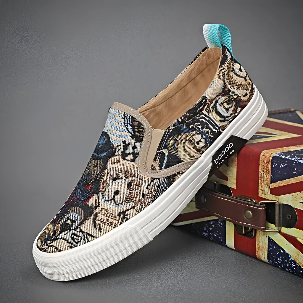 Casual canvas sneakers with vulcanised rubber soles and mesh lining in low-top design