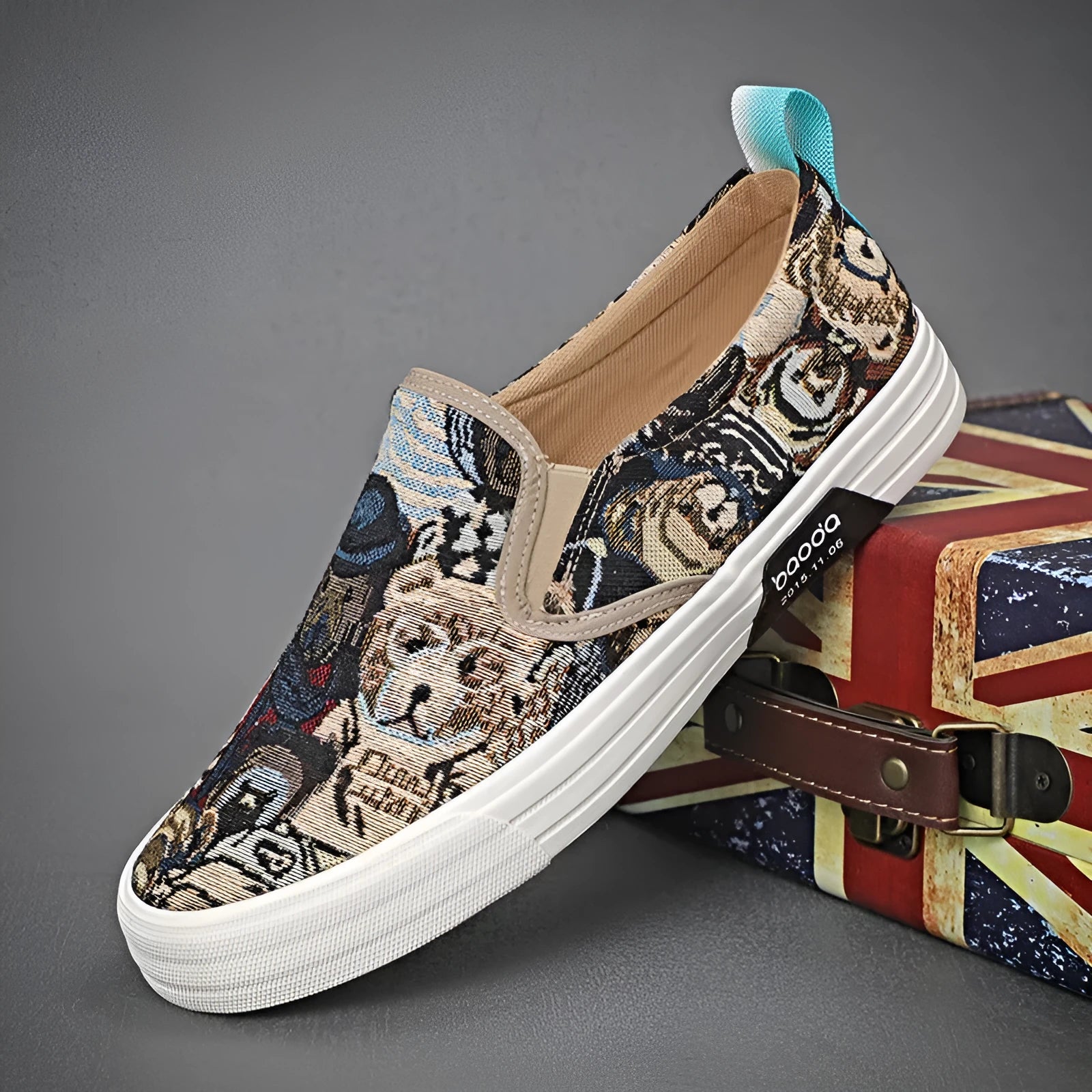 Casual canvas sneakers with vulcanised rubber soles and mesh lining in low-top design