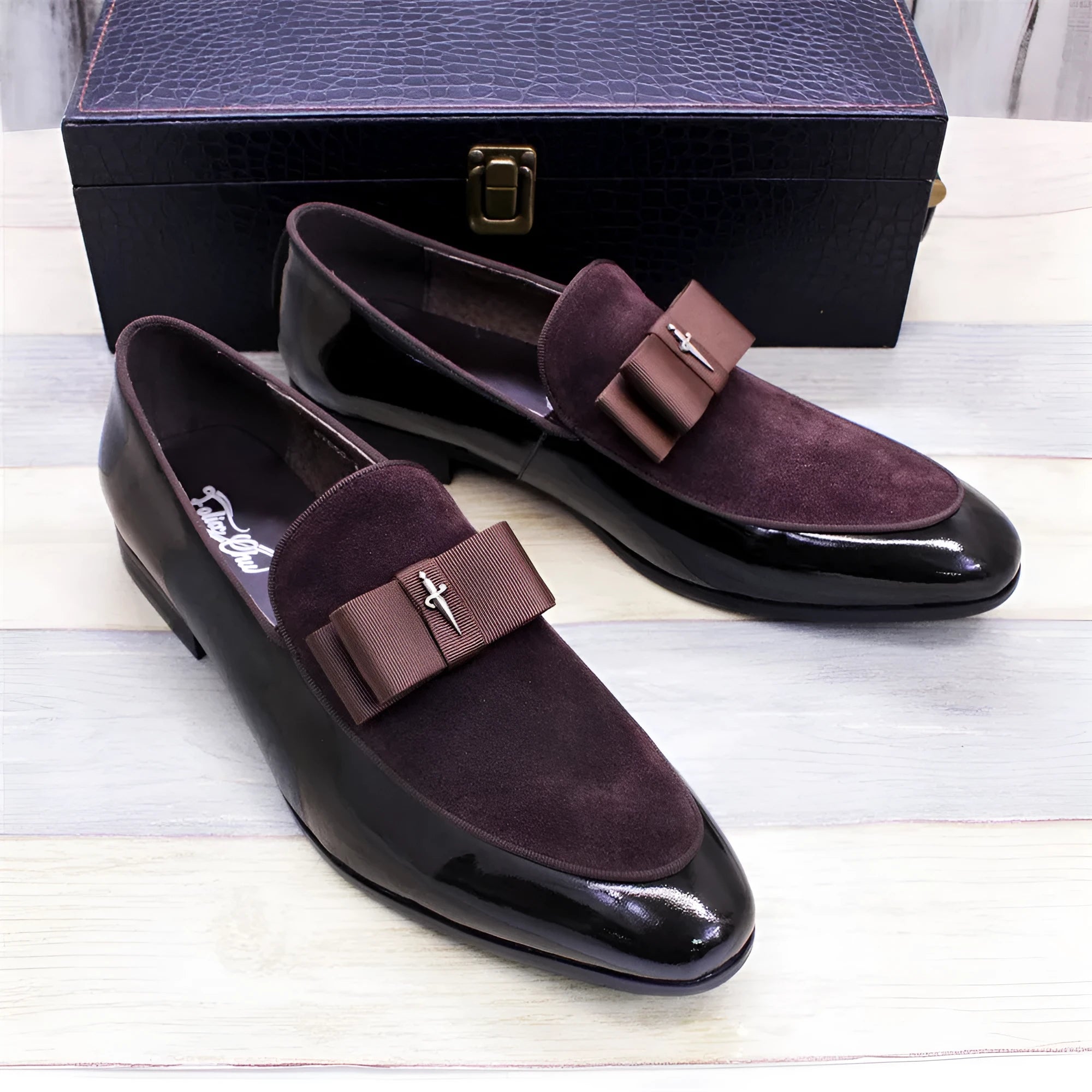 Men's low-top patent leather shoes with a tassel detail on the upper in a choice of colours.