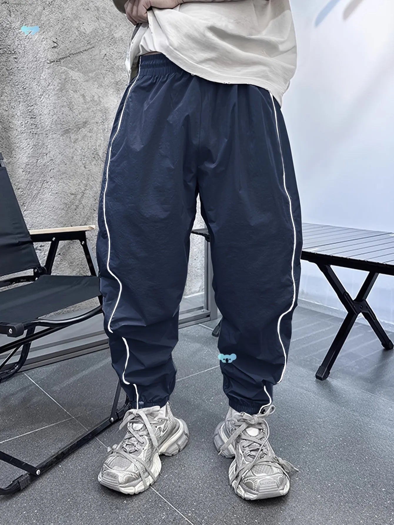Men's loose fit cropped sports trousers in bamboo fibre, shown in army green.