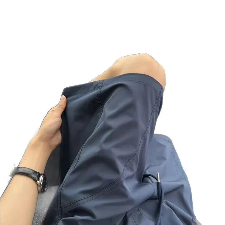 Men's quick-drying polyester sports shorts in straight cut with fifth pants length