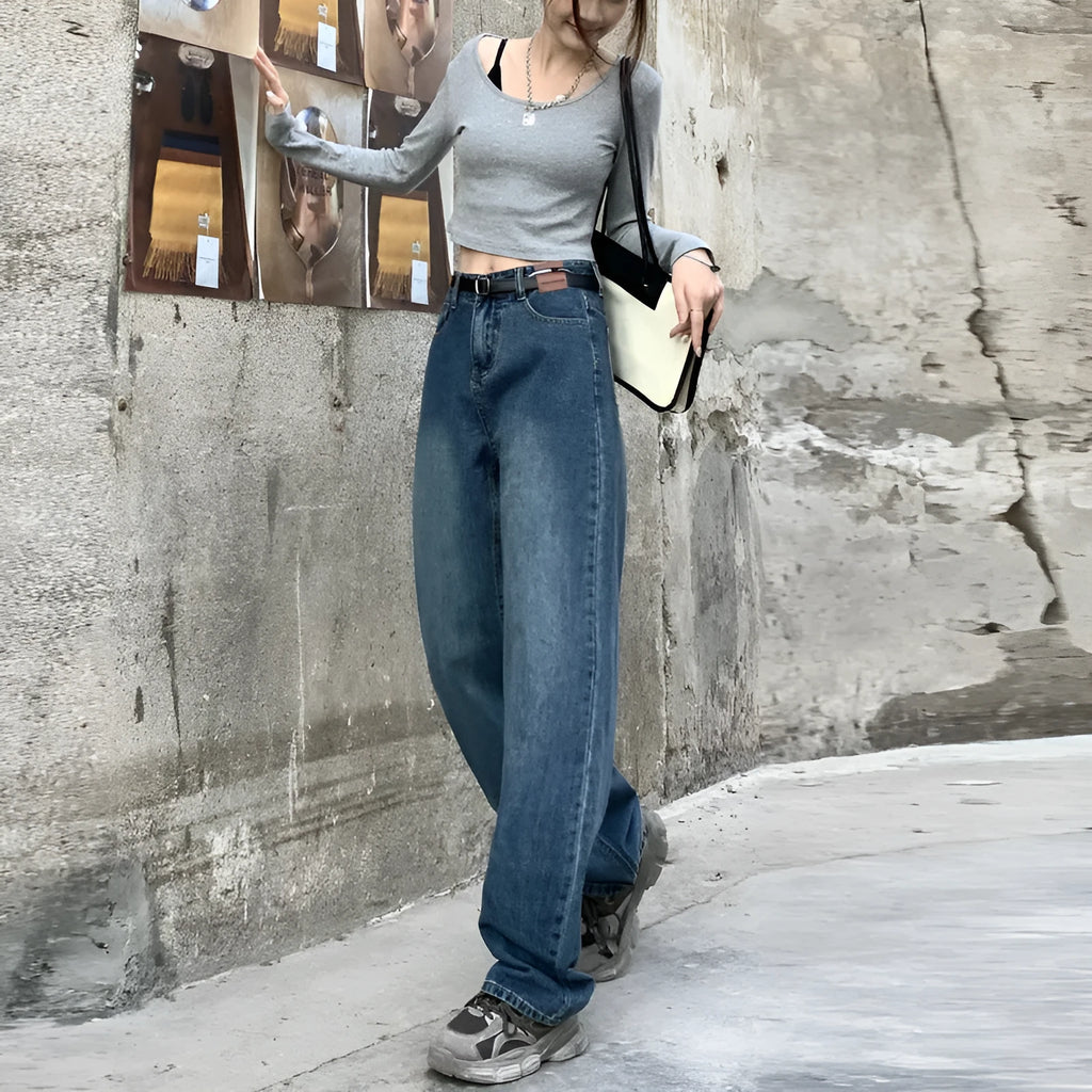 Women's straight-leg jeans in retro blue with high-waist design and trouser length