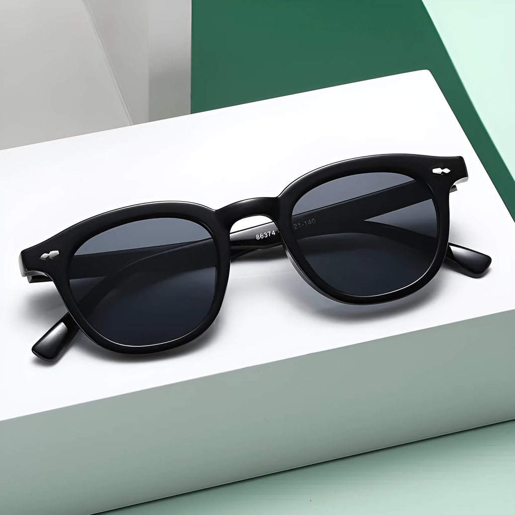 Retro round sunglasses with metal hinge in black frame and grey lens option