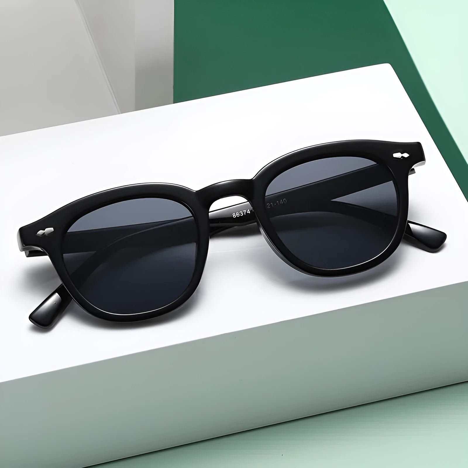 Retro round sunglasses with metal hinge in black frame and grey lens option
