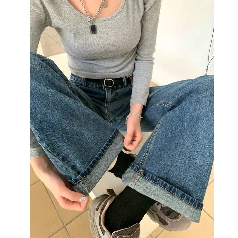 Women's straight-leg jeans in retro blue with high-waist design and trouser length