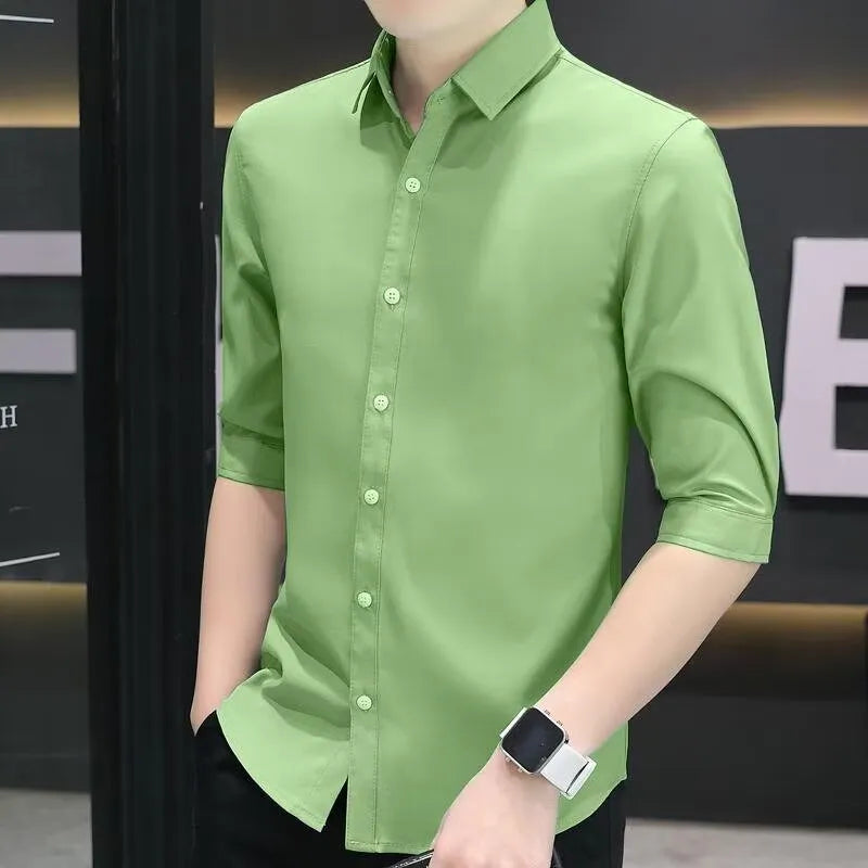 Man wearing a light blue loose slim-fit half-sleeve shirt made from a silk linen blend.
