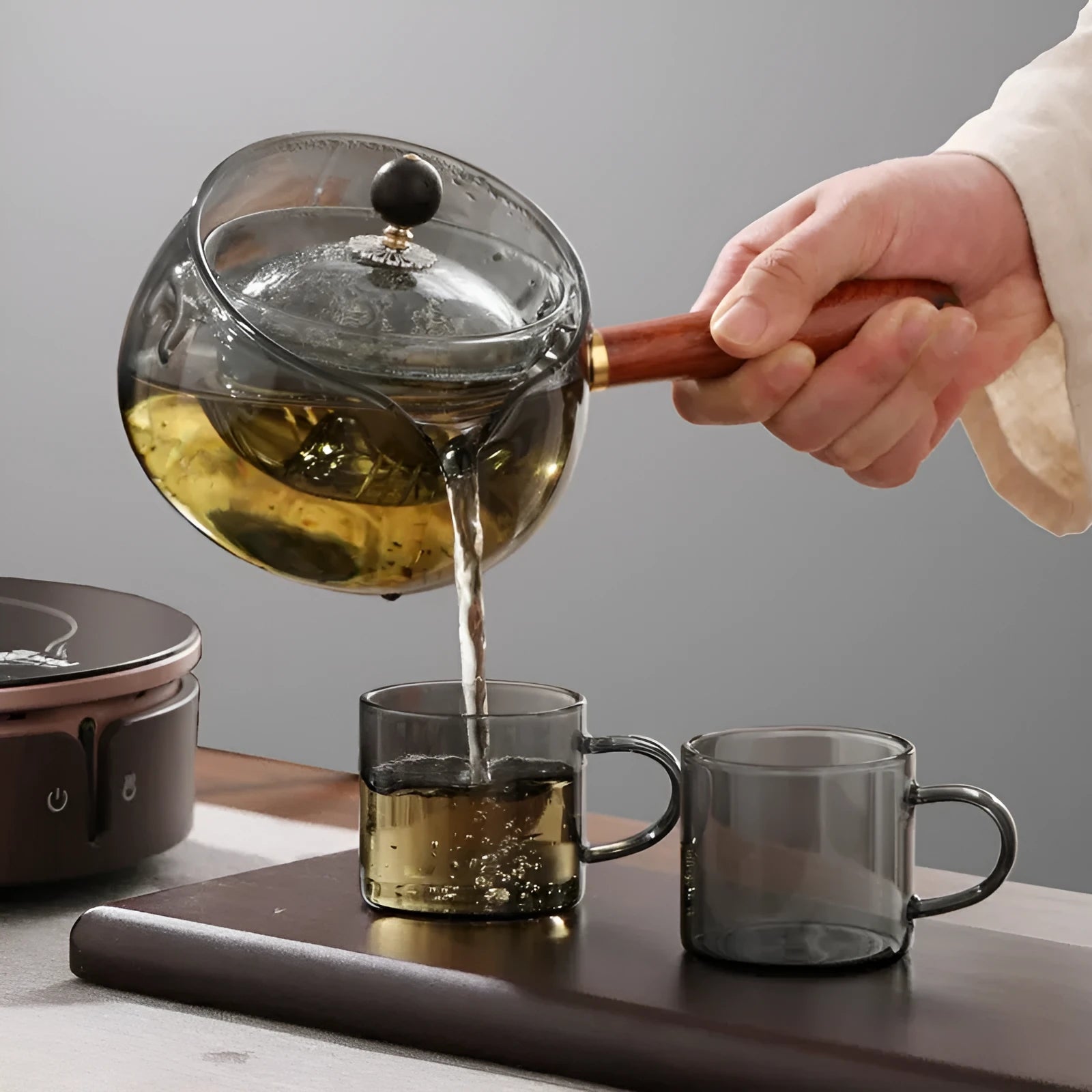 Transparent borosilicate glass teapot with wooden handle and rotation mechanism