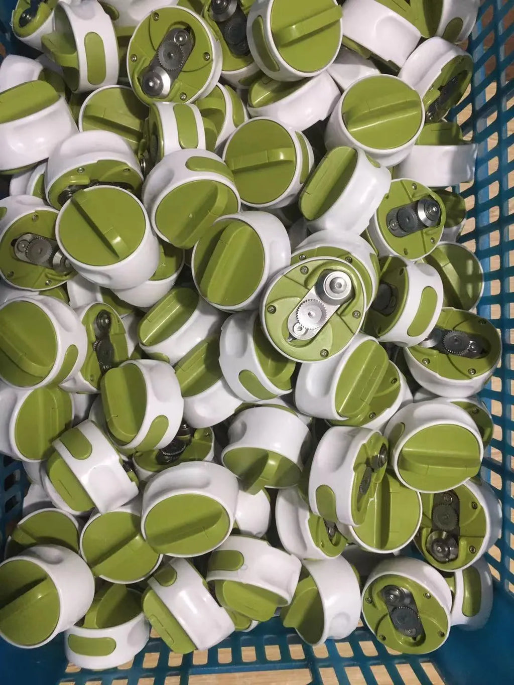 Green stainless steel bottle opener gadget for kitchen jar lid removal