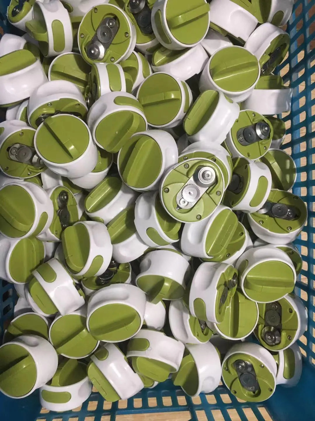 Green stainless steel bottle opener gadget for kitchen jar lid removal