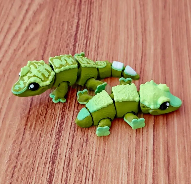 Horn guard crown hair gecko movable joint toy in plastic, 8-10cm, army green colour with poseable limbs