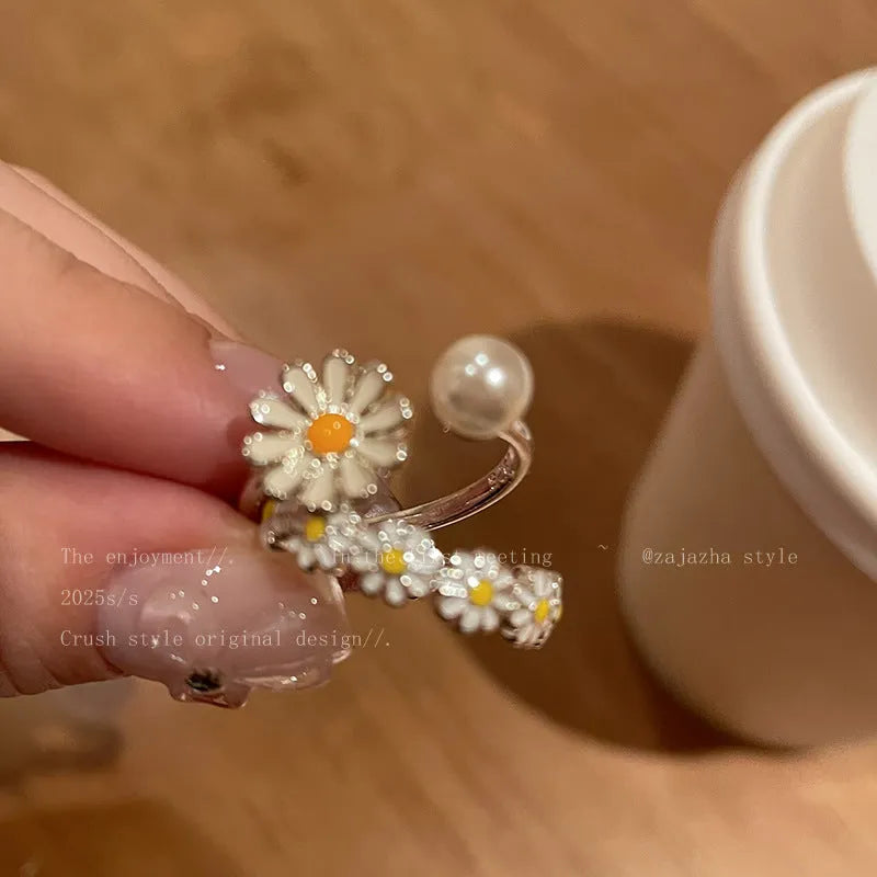 Opening women's copper ring with electroplated finish in sweet twin daisy design