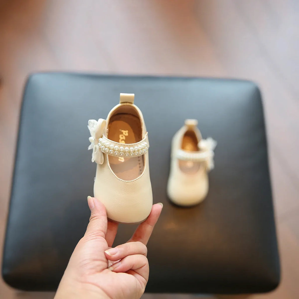 Princess square mouth pumps for toddler girls, non-slip synthetic leather bow shoes in beige and silver