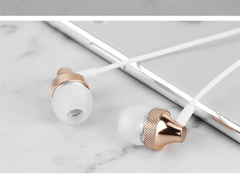 Auricular Metal Fever Heavy Bass Copper In-Ear Headphones in gold, silver, black, and red/black colours with braided cable.